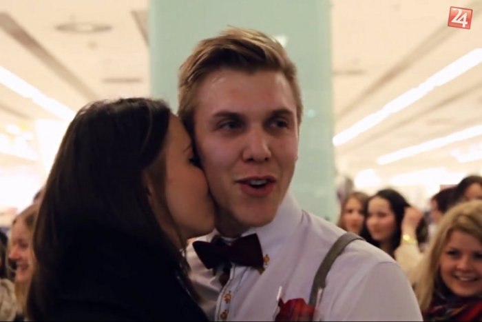 Ilustračný obrázok k článku Romantický nápad, ktorý nemá chybu: Mladíkova priateľka sa v obchoďáku rozplakala od dojatia!