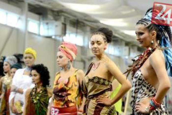 Ilustračný obrázok k článku Módne kreácie košických študentiek zaujali porotu: Dievčatá sa zaradili v tvrdej konkurencii medzi špičku