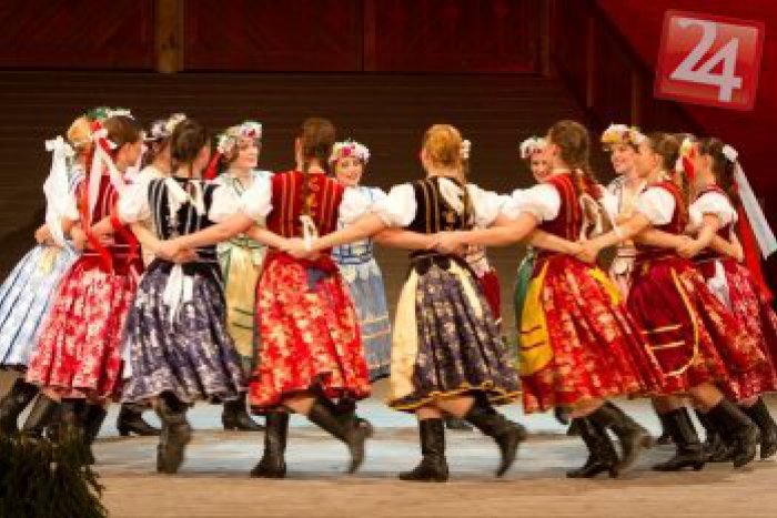 Ilustračný obrázok k článku Z valašečku za dražečku: Úspešný program súboru Šarišan opäť v Divadle Jonáša Záborského!