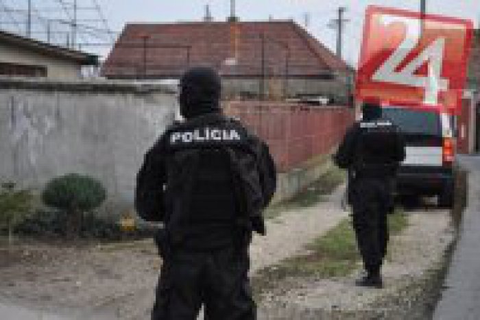 Ilustračný obrázok k článku Kukláči zasahovali proti drogám: Razia v rodinnom dome aj v osobnom aute!