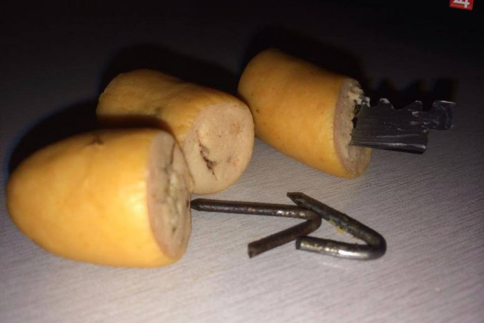 Ilustračný obrázok k článku Majitelia psov majte sa na pozore! Na Nábreží sa objavili párky s klincami a žiletkami