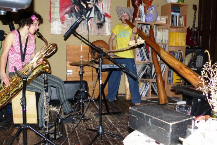 Ilustračný obrázok k článku Dvojica z Čiech priniesla do popradského klubu netradičné tóny, rytmy i nástroje