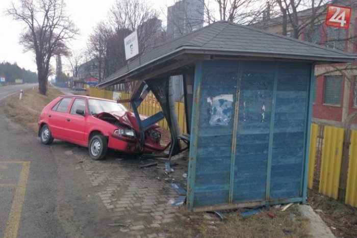 Ilustračný obrázok k článku Toto by ste nechceli zažiť. Auto vrazilo do autobusovej zastávky