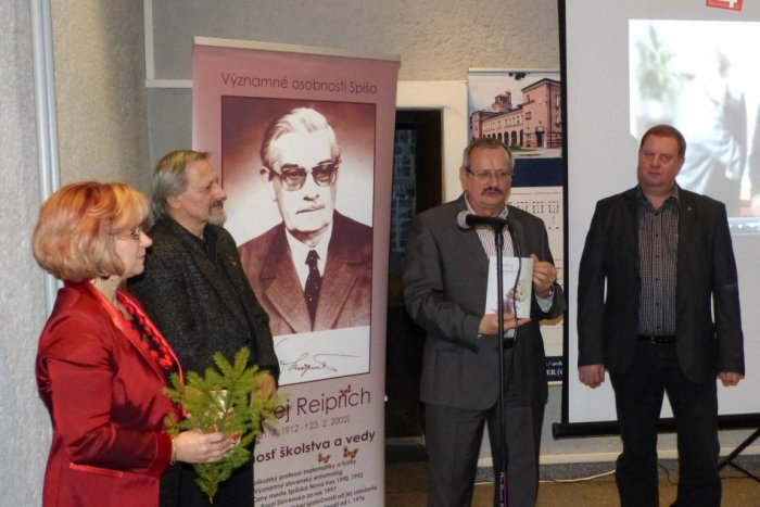 Ilustračný obrázok k článku Na svete je nová kniha o významnej osobnosti nášho mesta: Spoznajte Andreja Reipricha