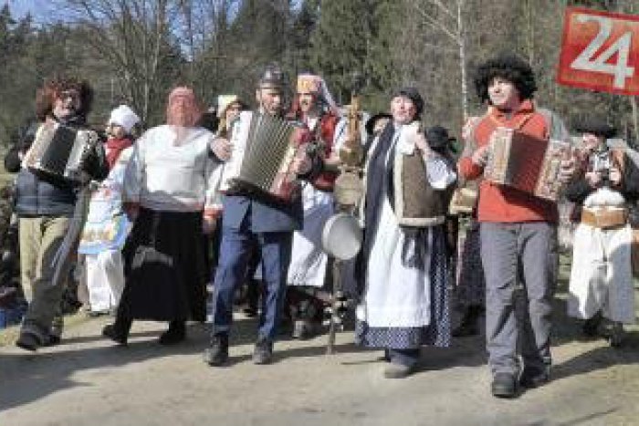 Ilustračný obrázok k článku Ženy prezlečené za mužov, muži za ženy či masky zvierat: V Mýte pod Ďumbierom obnovili bursový sprievod