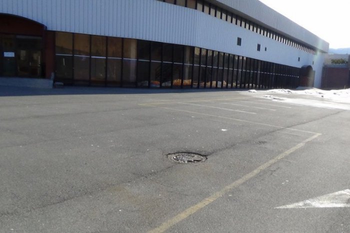 Ilustračný obrázok k článku Strašiak pri humenskom zimáku je preč...