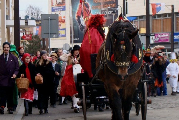 Ilustračný obrázok k článku Na fašiangy nezanevreli ani v mestách: Cez L. Mikuláš sa prehnali desiatky príšer!