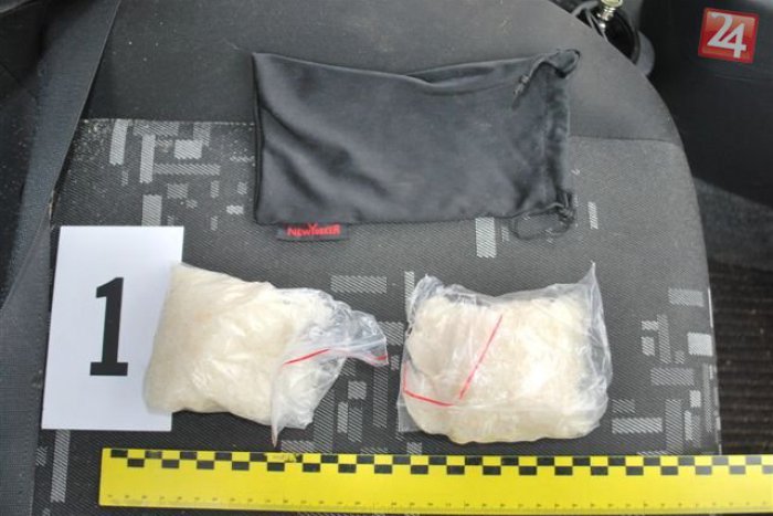 Ilustračný obrázok k článku Razia Národnej kriminálnej agentúry rovno na ceste: Muži v aute viezli pervitín na až vyše 15 000 dávok!