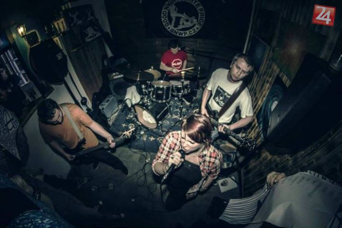 Ilustračný obrázok k článku Nespútaný punk z útrob žilinskej stanice:  Keď mikrofón drží žena...