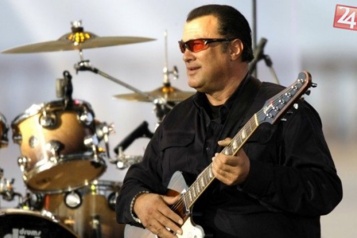 Ilustračný obrázok k článku Príchod Stevena Seagala k východniarom: Aha, čo sa píše na Facebooku hviezdneho herca!