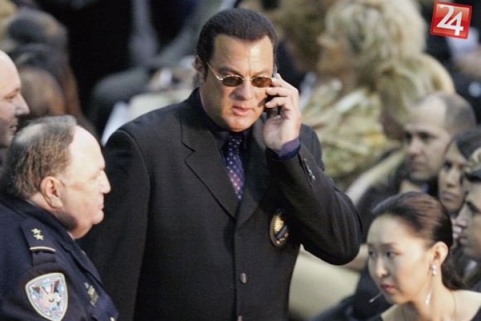 Ilustračný obrázok k článku Príchod Stevena Seagala do Prešova je tu čo nevidieť: Čo hviezda požaduje do svojej šatne?