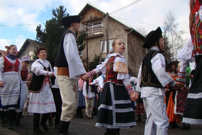 Ilustračný obrázok k článku Kroje, piesne a tance:  Fašiangy sa ozývali celými Bodicami