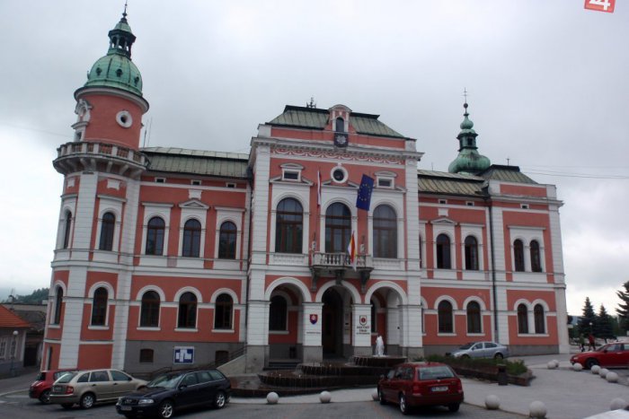 Ilustračný obrázok k článku Mimoriadne zastupiteľstvo v stredu: Spor o verejné osvetlenie trvá