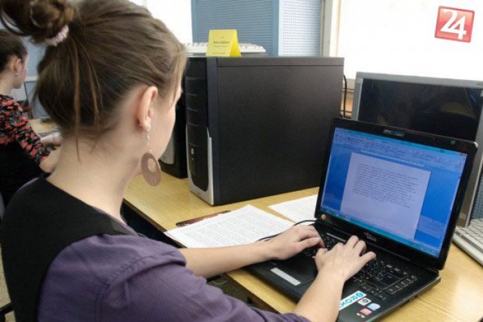 Ilustračný obrázok k článku Maturanti a deviataci si sadnú za počítače: Vyskúšajú si elektronické testovanie