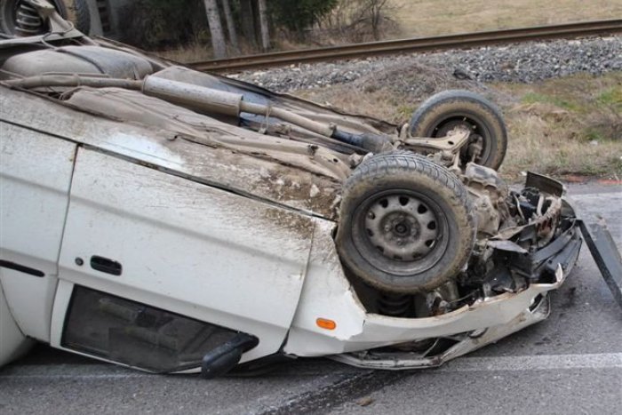 Ilustračný obrázok k článku ZÁBERY z miesta desivo vyzerajúcej nehody: Vodič narazil do stĺpa a s autom sa prevrátil na strechu!