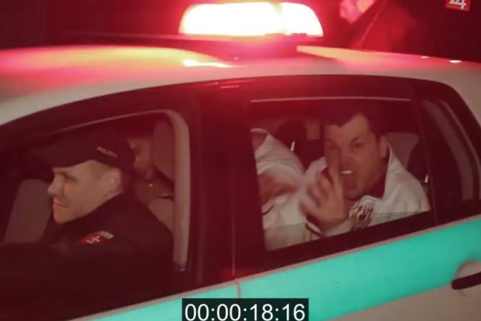 Ilustračný obrázok k článku Nový videoklip nitrianskeho rapera Rakbyho: Policajti si narobili poriadne problémy!