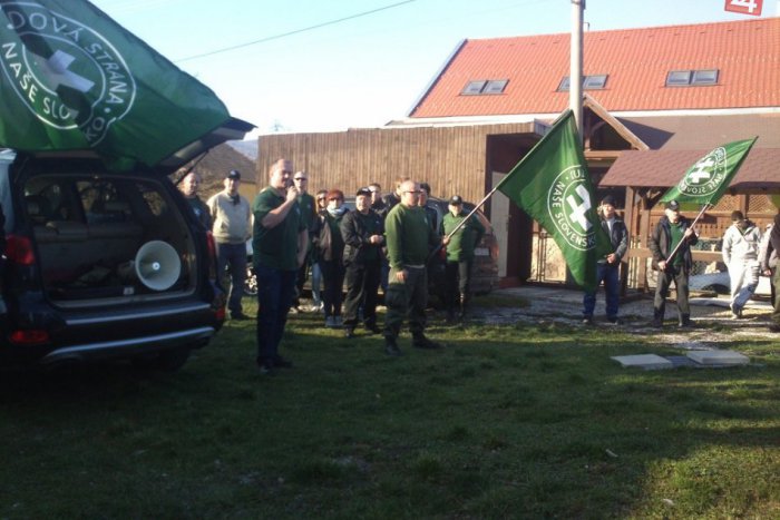 Ilustračný obrázok k článku Druhé výročie od vyhorenia hradu: Krásnohorské Podhradie navštívil Marian Kotleba