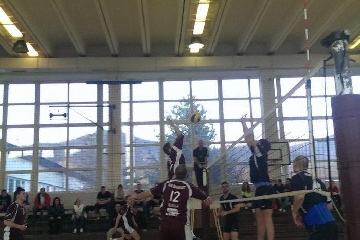 Ilustračný obrázok k článku Revúcki volejbalisti pokračujú vo výhernom ťažení