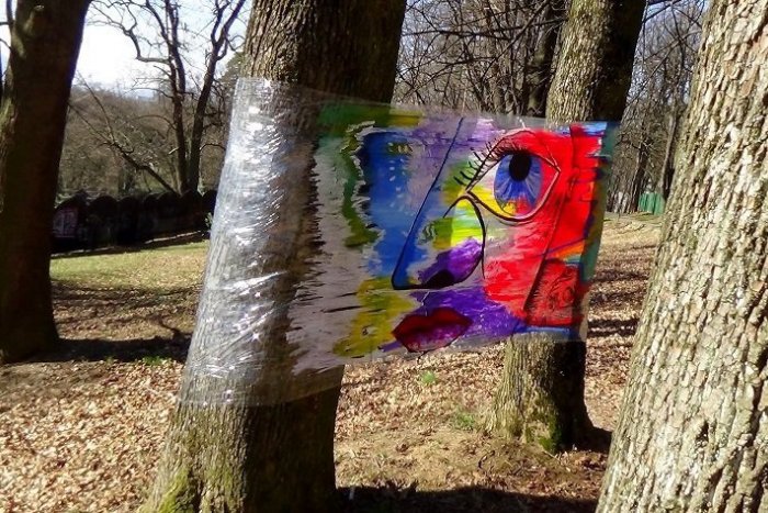 Ilustračný obrázok k článku Nový trend umenia v Humennom? V parku natrafíte na záhadné dielo!