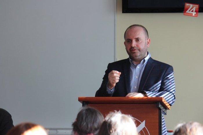 Ilustračný obrázok k článku František Borovský zavítal na univerzitu: Prednášal študentom žurnalistiky