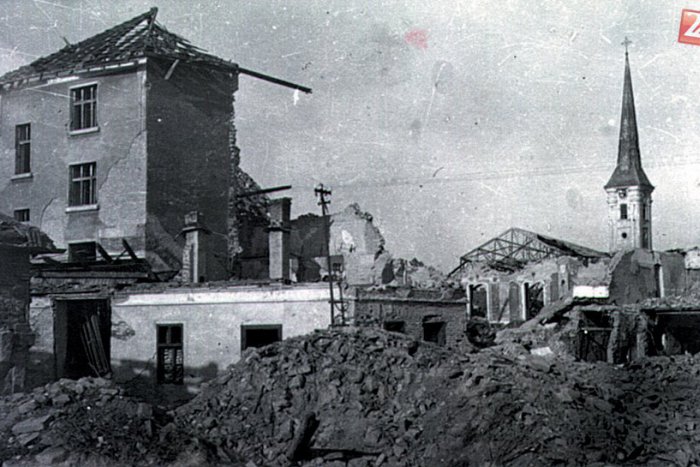 Ilustračný obrázok k článku Smutné výročie sa pripomína dodnes: Pred 75 rokmi dopadli na Nové Zámky prvé bomby