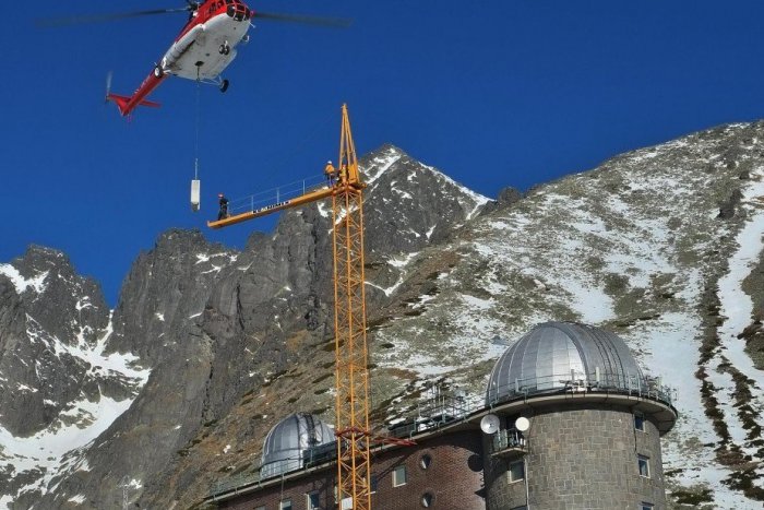 Ilustračný obrázok k článku Na Skalnatom plese bude jeden z najlepších ďalekohľadov v Európe. Namontujú ho privezeným žeriavom