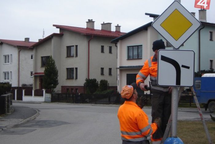 Ilustračný obrázok k článku Správa komunikácii v Poprade: Namiesto odpratávania snehu osádzajú nové značky!