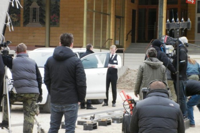 Ilustračný obrázok k článku Nakrúcanie seriálu Znamenie koňa II pokračovalo v Luhačoviciach