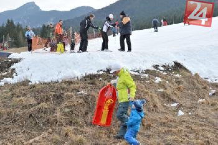 Ilustračný obrázok k článku Aj v jarnom počasí sa ešte dá lyžovať: V týchto okolitých strediskách to stále stíhate