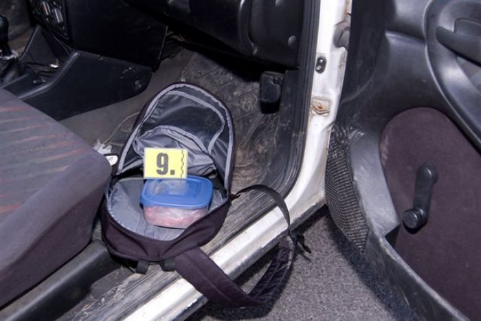 Ilustračný obrázok k článku Zásah kukláčov rovno na ceste v Žiline: Expertíza ukázala, že v aute bola marihuana až na 1 200 dávok!