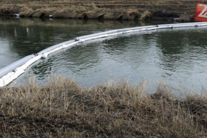 Ilustračný obrázok k článku Do rieky Poprad unikol olej. Mimoriadna situácia potrvá celý víkend