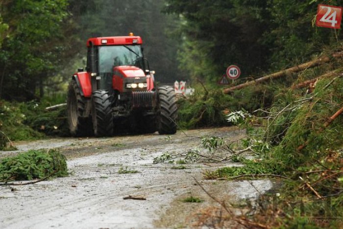 Ilustračný obrázok k článku Cesta medzi Brezno a Tisovcom uzavretá: Primátorovi padali pred auto stromy, čosi také videl na vlastné oči prvýkrát