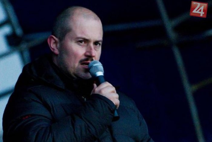 Ilustračný obrázok k článku Kotleba nazval vlajku EÚ modrou handrou a oznámil, že ju dal odstrániť z výzdoby na úrade!