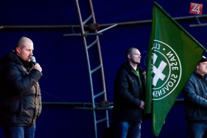 Ilustračný obrázok k článku Ostré slová Mariana Kotlebu o vlajke: Reakcia na seba nenechala dlho čakať!