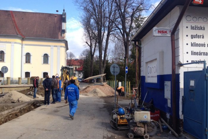 Ilustračný obrázok k článku Vo Veľkej je rozkopaná Tranovského ulica. Od utorka tadiaľ neprejdete