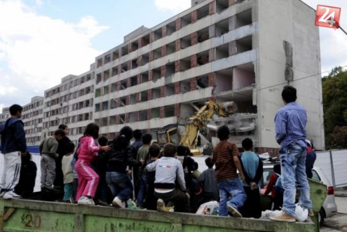 Ilustračný obrázok k článku Aktuálna situácia na Luníku IX: Zničený panelák je vyprázdnený a pripravený na zbúranie