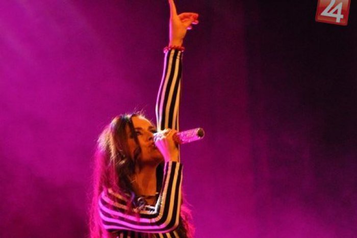 Ilustračný obrázok k článku Rozhovor so speváčkou Nikou Karch (27): Mladej Michalovčanke sa splnil sen!