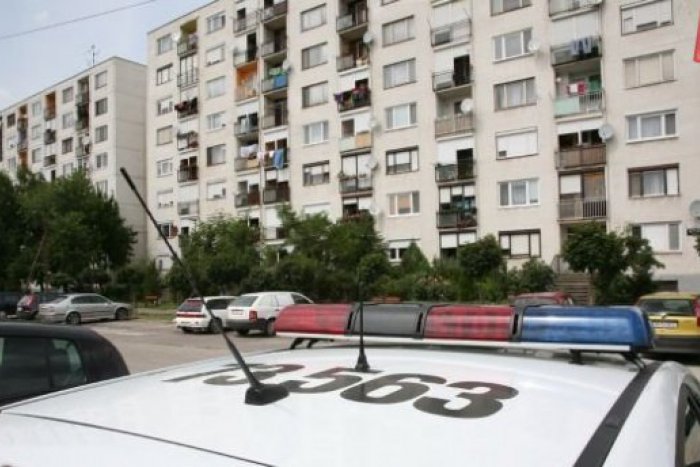 Ilustračný obrázok k článku Mrazivé chvíle v Prešove: Mladé dievča (14) prežilo pád z okna na Smrekovej!