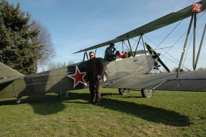 Ilustračný obrázok k článku Odhaľovanie pamätníka v meste: Nad hlavami prítomných preletelo lietadlo