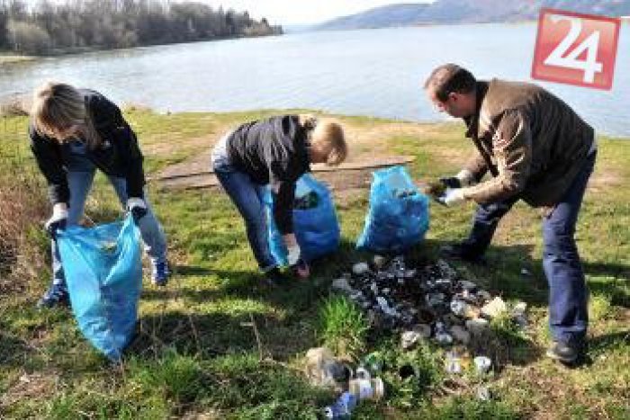 Ilustračný obrázok k článku Veľké čistenie brehov vodného diela: Žilinčania sa spojili, vyzbierali dve vlečky odpadu