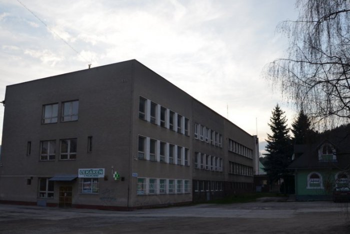 Ilustračný obrázok k článku Telefonát na mestskú políciu: „Za poliklinikou na ulici Považská traja cigáni rozoberajú ríne“