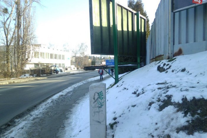 Ilustračný obrázok k článku Na chodníku môžete zažiť nečakané prekvapenie: Bacha, trčiaci bilbord!