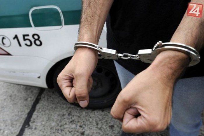 Ilustračný obrázok k článku Nešikovný lupič: Žene mal ukradnúť kabelku s 27 eurami, stratil pritom telefón