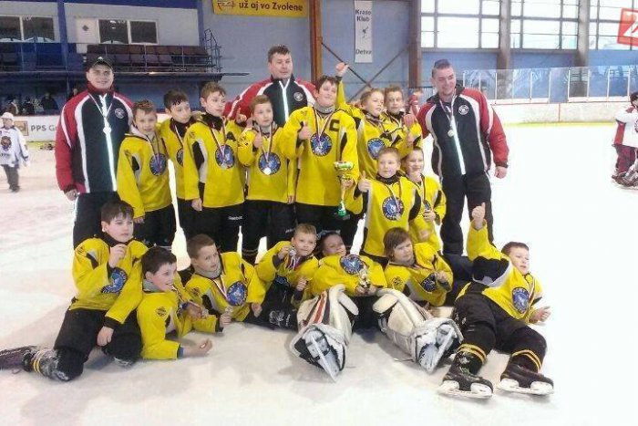 Ilustračný obrázok k článku Nádejná hokejová mlaď slávi úspech: Štvrtáci z Lučenca skončili na medzinárodnom turnaji druhí!