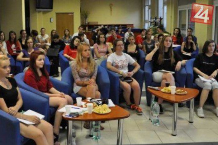 Ilustračný obrázok k článku Výnimočná výučba moderovania: Študenti vyspovedali známe tváre z televízií