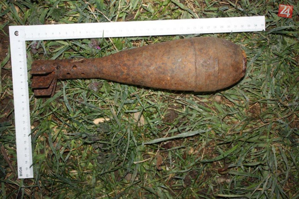 Ilustračný obrázok k článku Rušno pri čerpacej stanici: Plešivčan (61) objavil delostrelecký granát