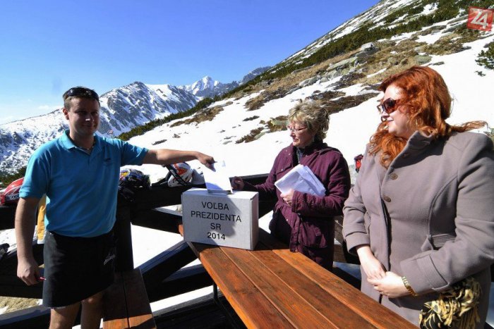 Ilustračný obrázok k článku Volebná komisia na výlete lanovkou: S prenosnou urnou putovali do najvyššie položenej volebnej miestnosti