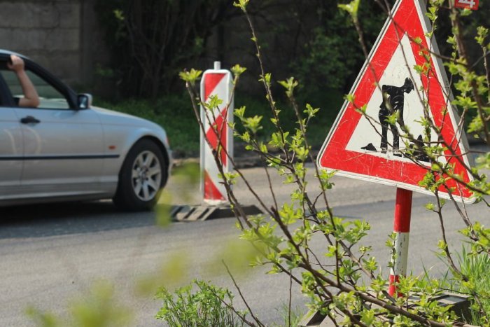 Ilustračný obrázok k článku Rekonštrukcia Štúrovej je v plnom prúde: Práce na ceste pokračujú aj cez víkend