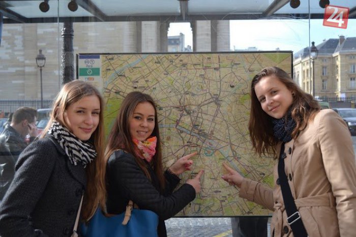 Ilustračný obrázok k článku Gymnazisti z Tajáku sa vydali po stopách francúzskeho básnika: Navštívili aj Louvre v Paríži