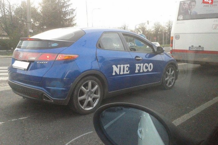 Ilustračný obrázok k článku Fotokuriozita z Nitry: Vtipný stret dvoch kampaní na jednej ceste